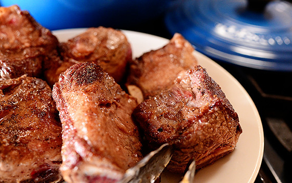 1. Этап. Сэндвичи с ребрышками: Обжаренные бедра переложить на тарелку.