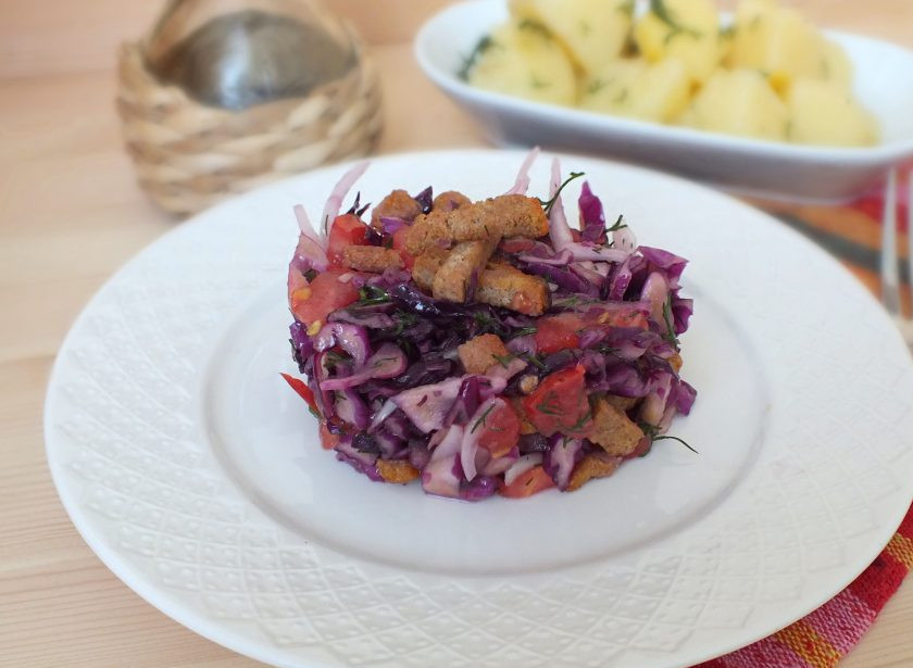 1. Этап. Салат с красной капустой и помидорами: Перед подачей добавьте сухарики. Можно посыпать сверху, а можно перемешать с салатом. Приятного аппетита!