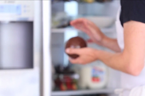 1. Этап. Шоколадный шар в домашних условиях: 4. Уберите форму в холодильник на 3-4 часа.