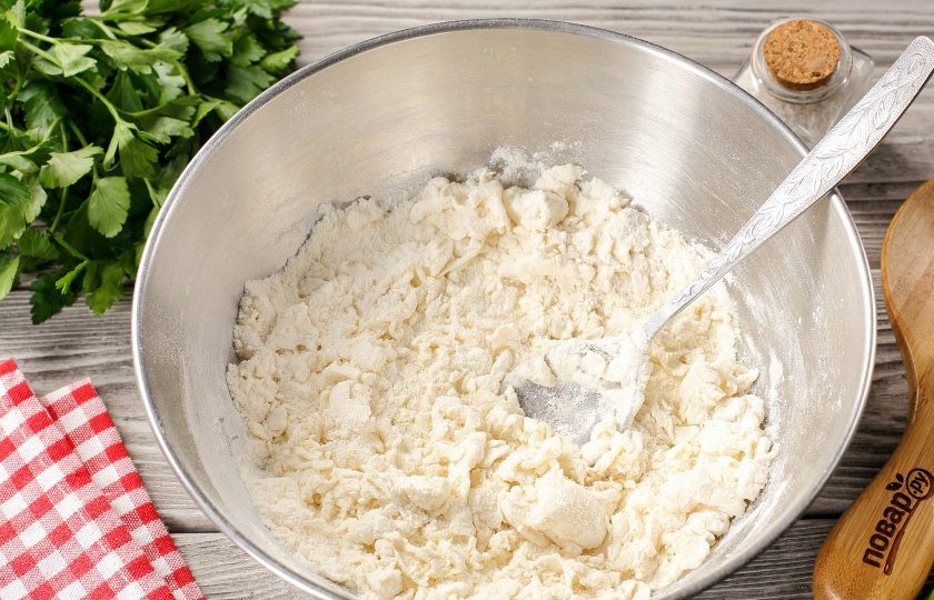 1. Этап. Заварные лепёшки с сыром и зеленью: Энергично перемешайте всё ложкой.