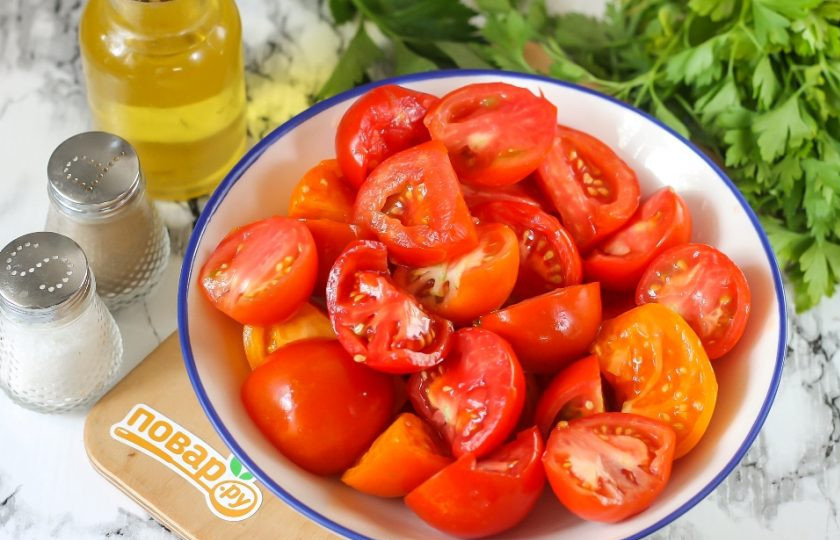 1. Этап. Помидоры Тещин язык на зиму: Промойте помидоры в воде и вырежьте из них зеленые сердцевинки. Нарежьте крупными ломтиками в глубокую емкость.