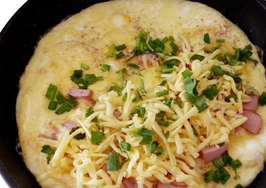 1. Этап. Яичница с мукой: Примерно через 5-7 минут яичница должна застыть, тогда можно выложит на нее любую начинку на ваш вкус и подать готовое блюдо к столу. Приятного всем аппетита!