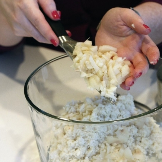 1. Этап. Салат с крабовым мясом: Смешиваем яблоки с крабовым мясом.