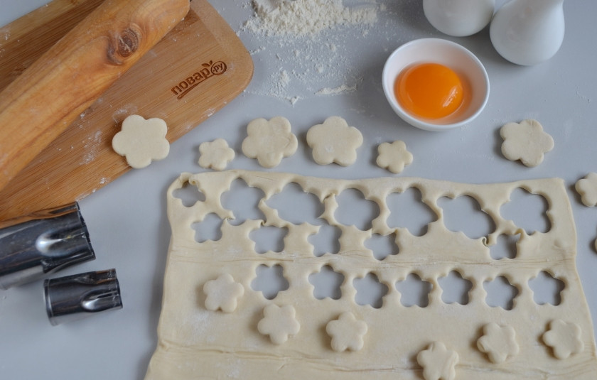 1. Этап. Слоеный пирог с семгой: Из остатков теста сделайте украшение для пирога. Я вырезала цветочки формой для печенья.