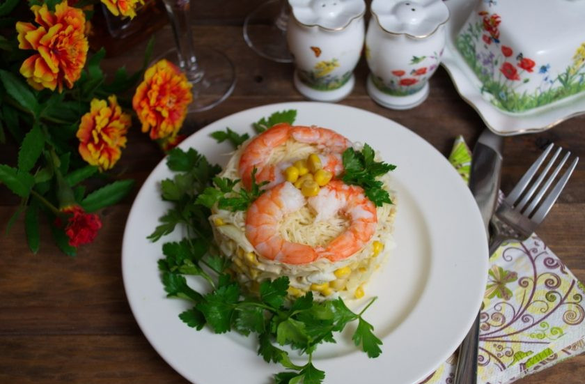 1. Этап. Салат 8 Марта с кальмарами: Подайте салат к столу. Очень вкусно.