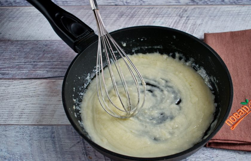 1. Этап. Куриная пиката с вином: На сковороде разогрейте по столовой ложке оливкового масла и сливочного масла. Добавьте лимонный сок, белое вино и 1 ст. л. муки. Перемешайте до однородности, готовьте до загустения, снимите с огня.