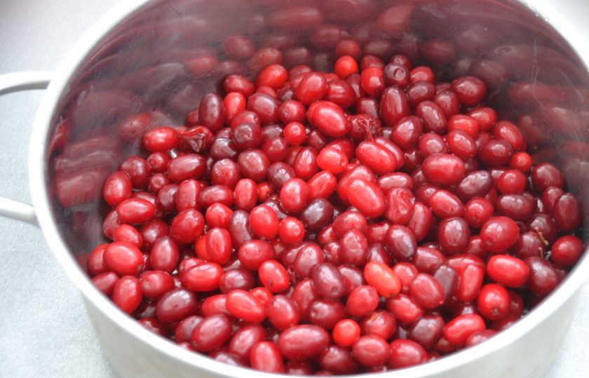 1. Этап. Кизил протертый с сахаром: Промытый кизил выложите в кастрюлю с толстым дном, поставьте на огонь.