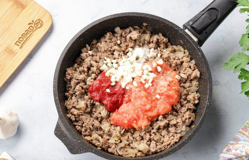 1. Этап. Кето-лазанья с кабачком: Добавьте мякоть помидор (без кожицы), томатную пасту, измельчённый чеснок, соль и специи по вкусу.