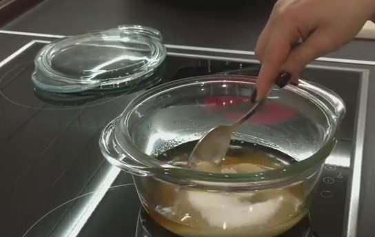 1. Этап. Домашний шоколадный торт Пеле: 7. Готовим пропитку. Соедините сахар и коньяк, поставьте на огонь. Растворите полностью сахар, не доводите до кипения коньяк. Поставьте пропитку остывать.