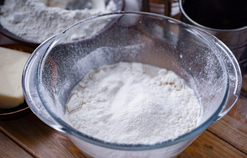 1. Этап. Шоколадные булочки: К дрожжевой смеси просейте 100 грамм муки.