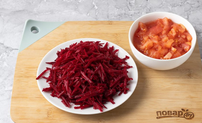 1. Этап. Борщ без мяса без зажарки со свеклой: Свеклу помойте, очистите и натрите на терке. Помидоры залейте кипятком, оставьте на 5 минут и очистите от кожуры. После порежьте кубиками.