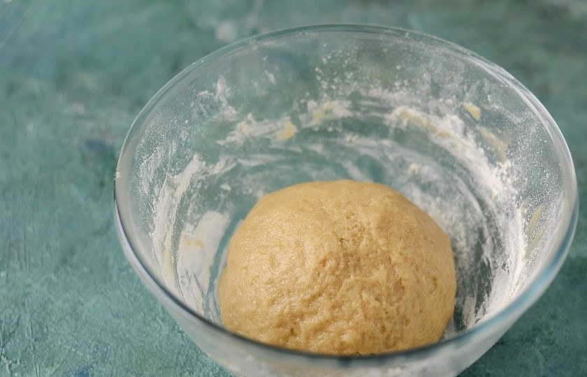 1. Этап. Постный медовик: Хорошо перемешайте, заместите однородное и эластичное тесто.