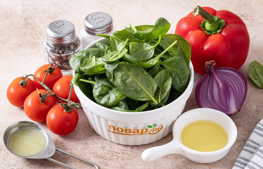 1. Этап. Салат со шпинатом и перцем: Подготовьте все ингредиенты.