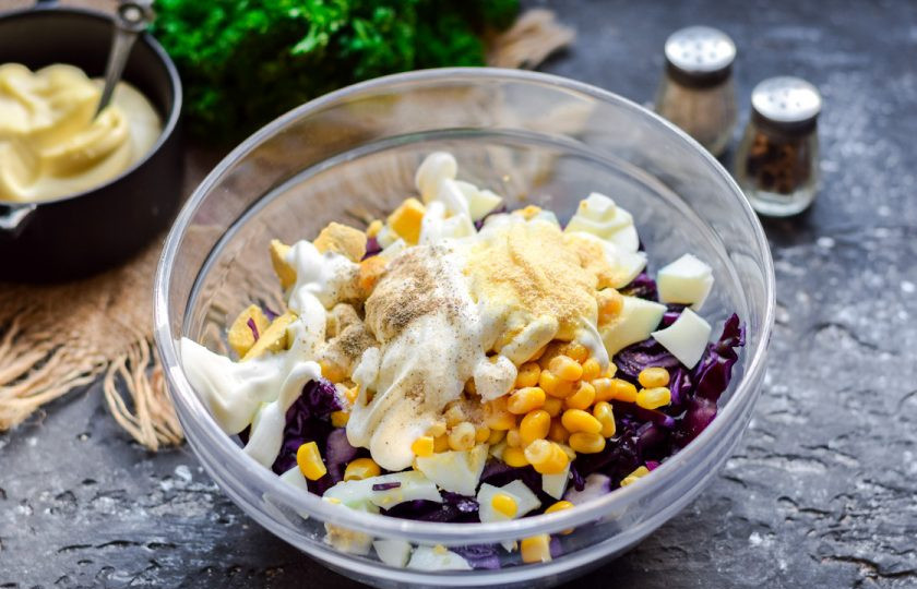1. Этап. Салат с краснокочанной капустой и кукурузой: Заправьте салат майонезом, посолите и поперчите по вкусу. Перемешайте и подавайте к столу.