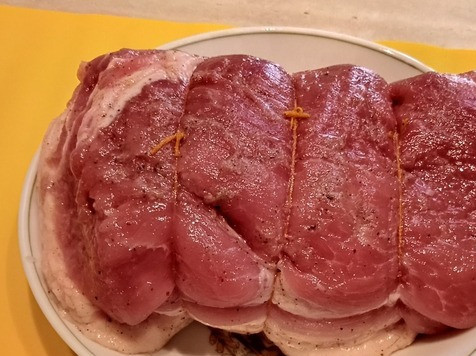 1. Этап. Свиная лопатка тушёная: Мясо помыть, обсушить и натереть солью и перцем. Перевязать шпагатом через каждые три сантиметра для того, чтобы сохранить форму.