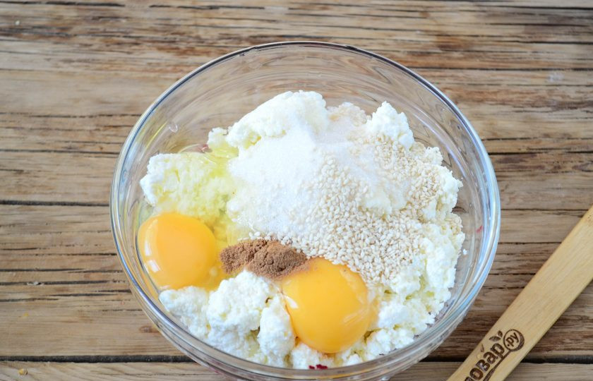 1. Этап. Свекольные сырники в духовке: Наконец добавьте кунжут и молотую корицу.