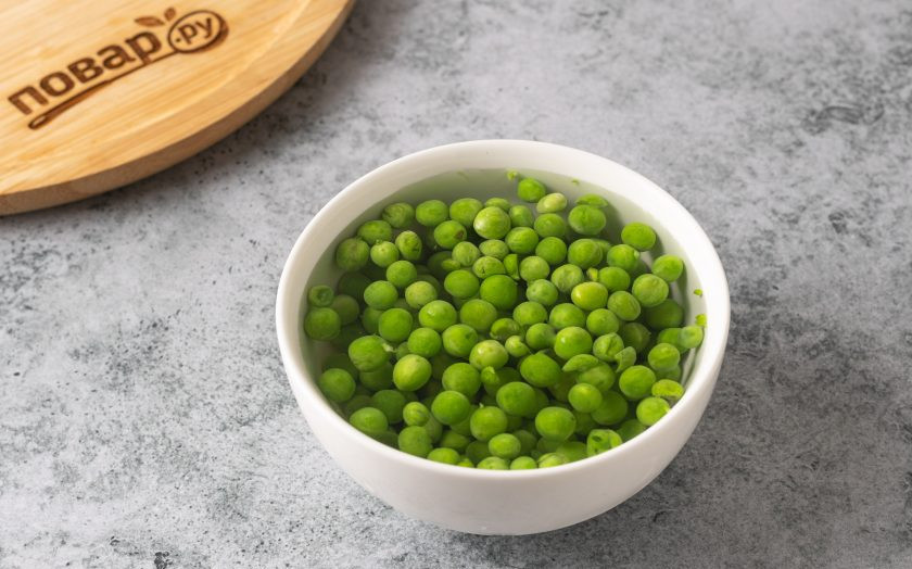 1. Этап. Песто из горошка: Зеленый горошек опустите в теплую воду на пару минут, затем откиньте на сито. Слегка обсушите.