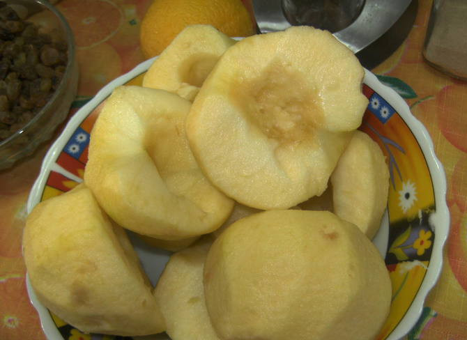 1. Этап. Варенье из яблок в хлебопечке: Яблоки тщательно промойте, очистите от кожуры и семечек.