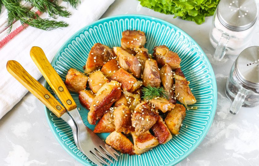 1. Этап. Свинина в соевом соусе в мультиварке: Дождитесь звукового сигнала техники и выложите приготовленное блюдо на тарелки, присыпав его кунжутом и украсив свежей зеленью. Блюдо готовится очень быстро!