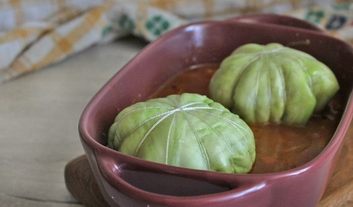 1. Этап. Голубцы «Необычные»: Приготовленную подливу вылить в форму для запекания, уложить голубцы, накрыть фольгой и запекать в духовке при 180 градусах около 1,5 часов.