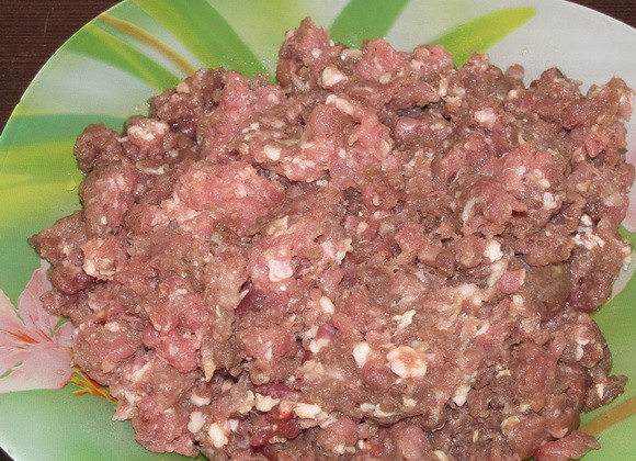 1. Этап. Голубцы ленивые в казане: 1. Первый этап - это подготовка всех ингредиентов. Мясо необходимо вымыть и пропустить через мясорубку. В рецепт приготовления голубцов ленивых в казане можно лучше всего использовать свинину и говядину в равных пропорциях.