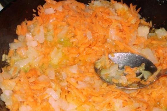 1. Этап. Фарш с морковью: Морковь трем на крупной терке и добавляем к луку. Жарим все вместе под закрытой крышкой на медленном огне.