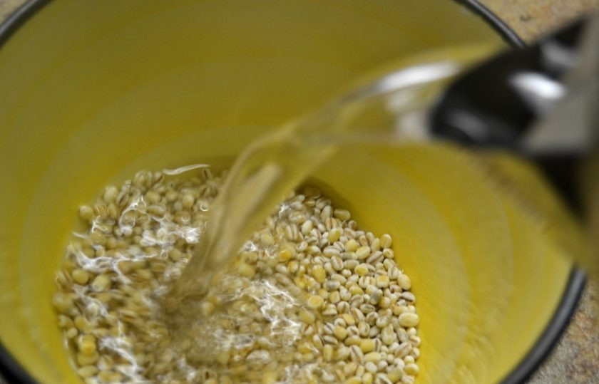 1. Этап. Суп из сушеных грибов с перловкой: 3. Промойте перловку, затем выложите ее в миску и залейте кипятком, оставьте на 40 минут.