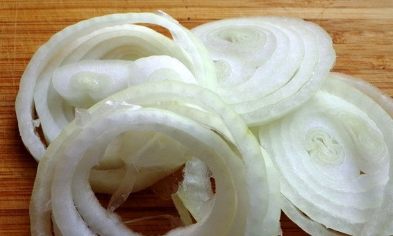 1. Этап. Шашлык на скорую руку: Одну половину репчатого лука нарезаем кольцами.