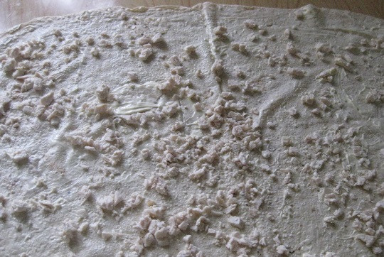 1. Этап. Рулет из лаваша с майонезом: 3. Филе, нарезанное мелкими кубиками, распределить сверху. Классический рецепт рулета из лаваша с майонезом рассчитан на всю длину одного листа, однако при желании лаваш можно разрезать пополам, приготовив таким образом два рулетика.