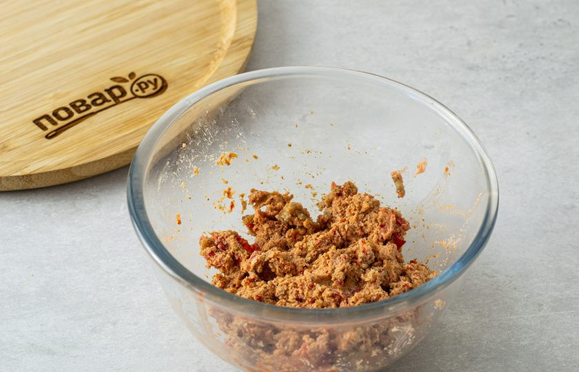 1. Этап. Макдус: Для начинки измельчите острый и сладкий перец, слегка обжаренные грецкие орехи и чеснок.