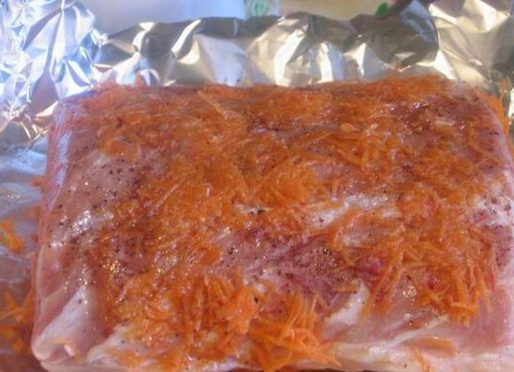 1. Этап. Буженина из шеи свиной: 4. Пока разогревается духовка (до 180 градусов), посыпаем мясо перцем, солью, морковью и эстрагоном, даем постоять минут 10 перед тем, как завернуть в фольгу.