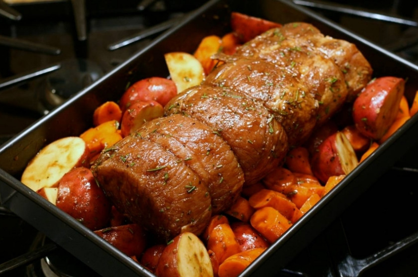 1. Этап. Балык из свинины в духовке: 3. Выкладываем овощи на дно формы, полив немного маслом. Сверху — подготовленное мясо. Поливаем всю эту красоту остатками маринада и запекаем полчаса при 200 градусах, после чего вливаем чашку или полторы воды или бульона, и тушим при 180 еще 30-40 минут.