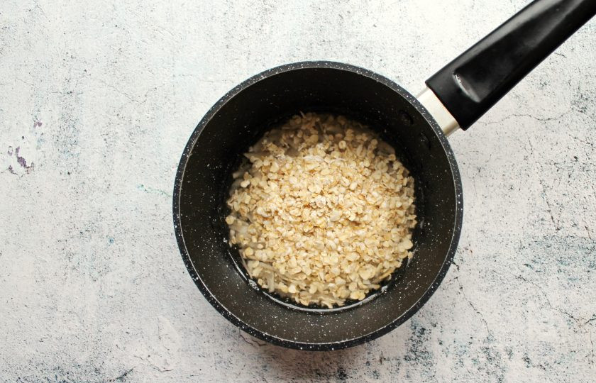 1. Этап. Каша с топинамбуром: Всыпьте в кастрюлю геркулес и варите на медленном огне до загустения, перемешивая. На это уйдет примерно 3 минуты.