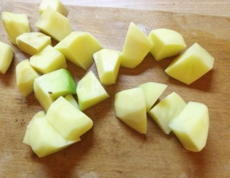 1. Этап. Аши-сорпа: Картофель промойте, очистите и крупно нарежьте.