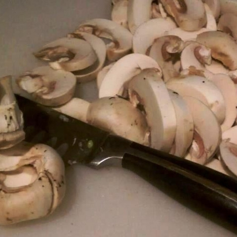1. Этап. Медальон из говядины: Грибы нарезаем тонкими ломтиками.