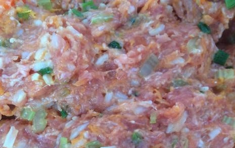 1. Этап. Слоеные пирожки с фаршем и овощами: Теперь добавляем к фаршу рис и овощную смесь. Хорошо все перемешиваем.