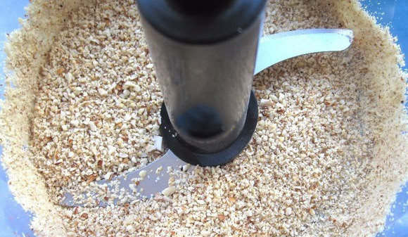 1. Этап. Рождественское печенье со специями: В чашу блендера положите вымытый и обсушенный миндаль. На высокой скорости превратите миндаль в крошку, чтобы получилось что-то наподобие миндальной муки.