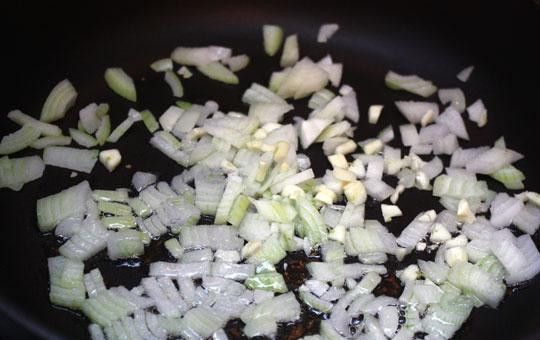 1. Этап. Паста с семгой и креветками: Со спагетти все понятно - их отвариваем так, как указано на упаковке. А пока спагетти варятся, обжариваем нарезанный лук и чеснок в сковороде с оливковым маслом.