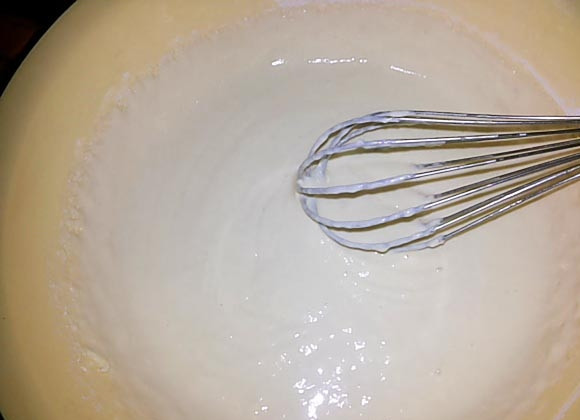 1. Этап. Блины с дырочками на молоке: 4. Хорошенько размешайте смесь, чтобы не оставалось комочков.