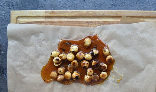 1. Этап. Тосты с грушей и сыром: После того как все кристаллы сахара расплавятся и в сковороде образуется карамель золотистого янтарного цвета, снять сковороду с огня и переложить содержимое на силиконизированную бумагу. Оставить карамель до полного остывания.