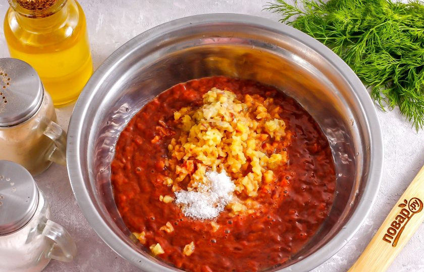 1. Этап. Печеночные оладьи с картофелем: Печень, картофель и лук измельчите на мясорубке, выкладывая фарш в глубокую емкость.