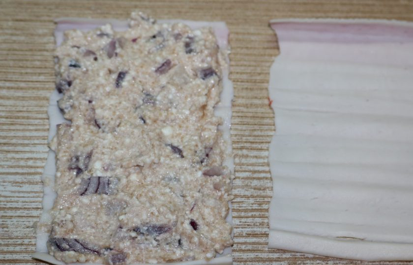 1. Этап. Острая шуба из авокадо с начинкой из крабовых палочек: Разверните крабовую палочку, равномерно распределите начинку, сверните палочку.