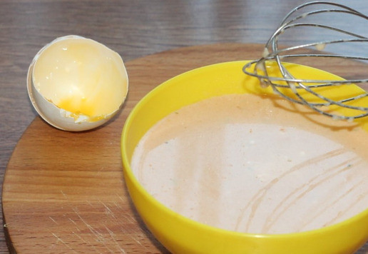 1. Этап. Запеканка с картофелем, кабачками, мясным фаршем: 14. Приготовим заливку для запеканки. Выливаем пряный сок от кабачков. В миске соедините яйцо, сметану, кетчуп и щепотку соли и чёрного молотого перца. Взбейте смесь вилкой или венчиком.