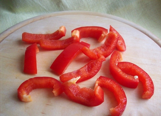 1. Этап. Кабачки с куриным филе: Болгарский перец нарезаем брусками.