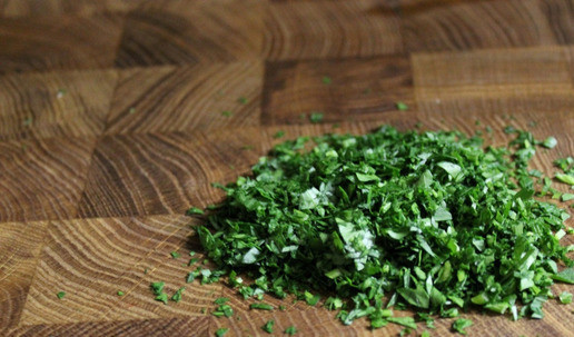 1. Этап. Паста с сыром страчателла и запечёнными овощами: Измельчаем как можно мельче петрушку.