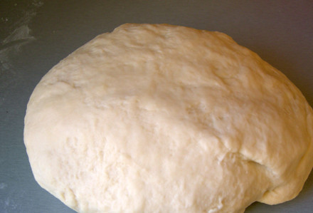 1. Этап. Пирожки с грибами в духовке: Из этих ингредиентов замешиваем тесто, оно должно получиться густое и эластичное, при необходимости добавьте в него еще муки. Выкладываем тесто в миску, накрываем полотенцем и ставим в тепло на 1-2 часа.