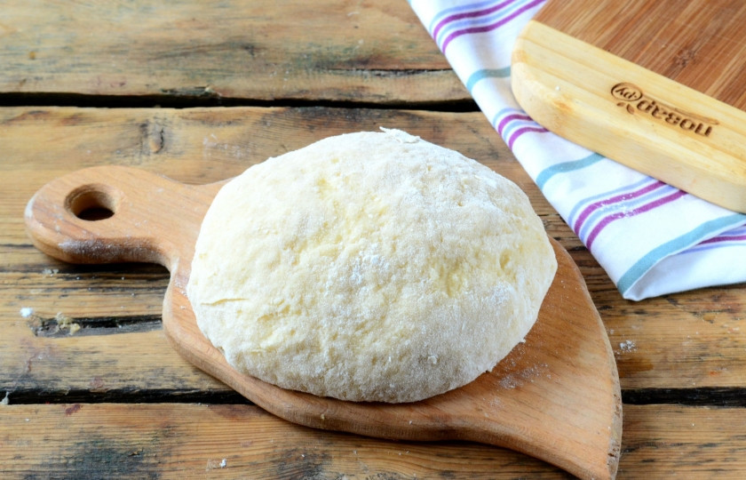 1. Этап. Бриошь классическая: Сначала замесите тесто без масла, а затем понемногу подмешивайте сливочное масло. Месите тесто вместе с маслом около 5-7 минут.