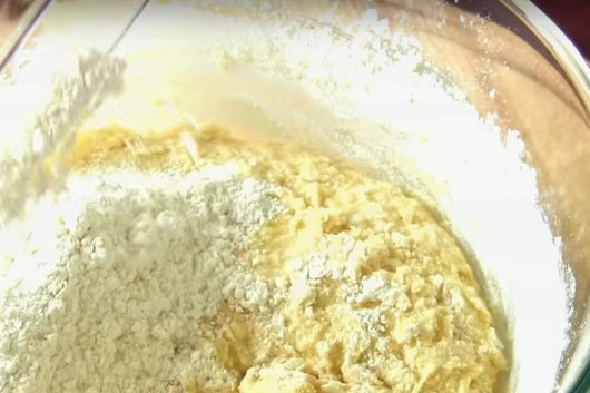 1. Этап. Клубничный кекс с шоколадной глазурью: 4. Просейте в тесто муку с разрыхлителем и перемешайте, пока оно не станет однородным.