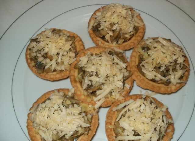 1. Этап. Вешенки с сыром: Подавать эту закуску лучше тёплой в стеклянных пиалах. Но я выложила её в готовые тарталетки. Тем самым я сделала эту простую закуску вполне пригодной для праздничного стола.