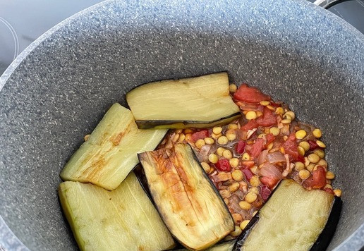 1. Этап. Рагу из баклажанов с зеленой чечевицей: В емкость (в которой будем готовить) выкладываем 1/3 часть овощной смеси, на нее - половину пластин баклажанов, сверху опять овощи, баклажаны и последним слоем будет опять овощная смесь.